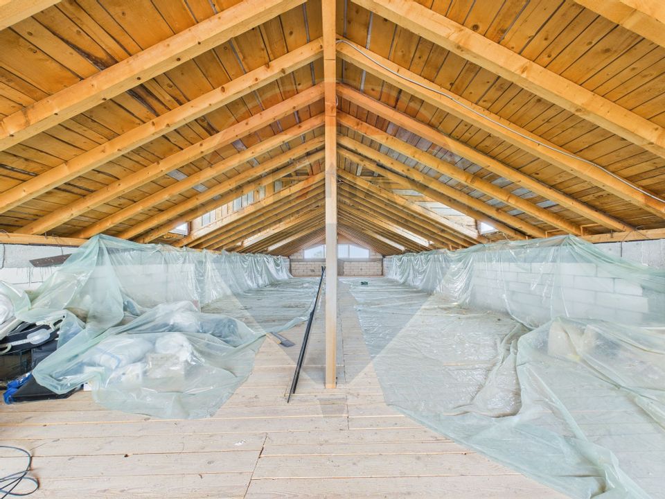 Hala, teren 5000 mp si casa in Potlogi- 38 km pana in Bucuresti