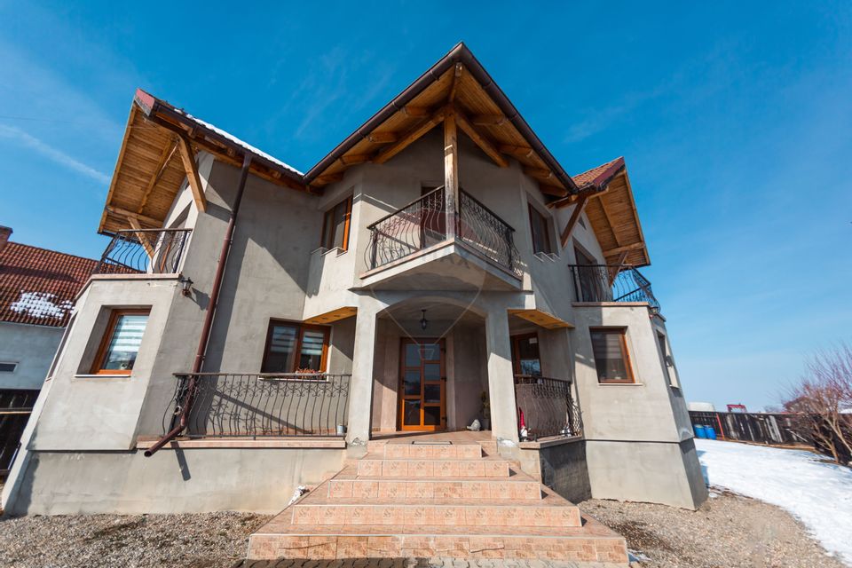 Casă elegantă, construită cu grijă, într-un cadru natural – Tărlungeni