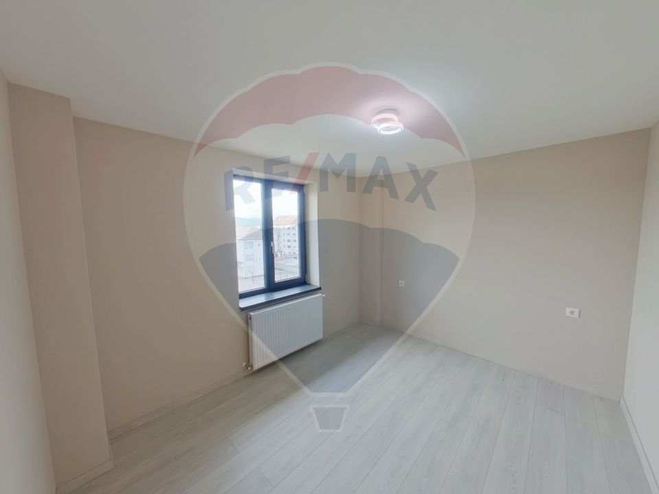 Apartament cu 4 camere de vânzare,  str. 1 Decembrie 1918