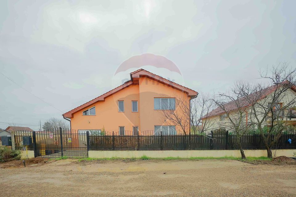 Casă familie mare Episcopia, 6 camere, garaj, curte 500 mp, de vânzare