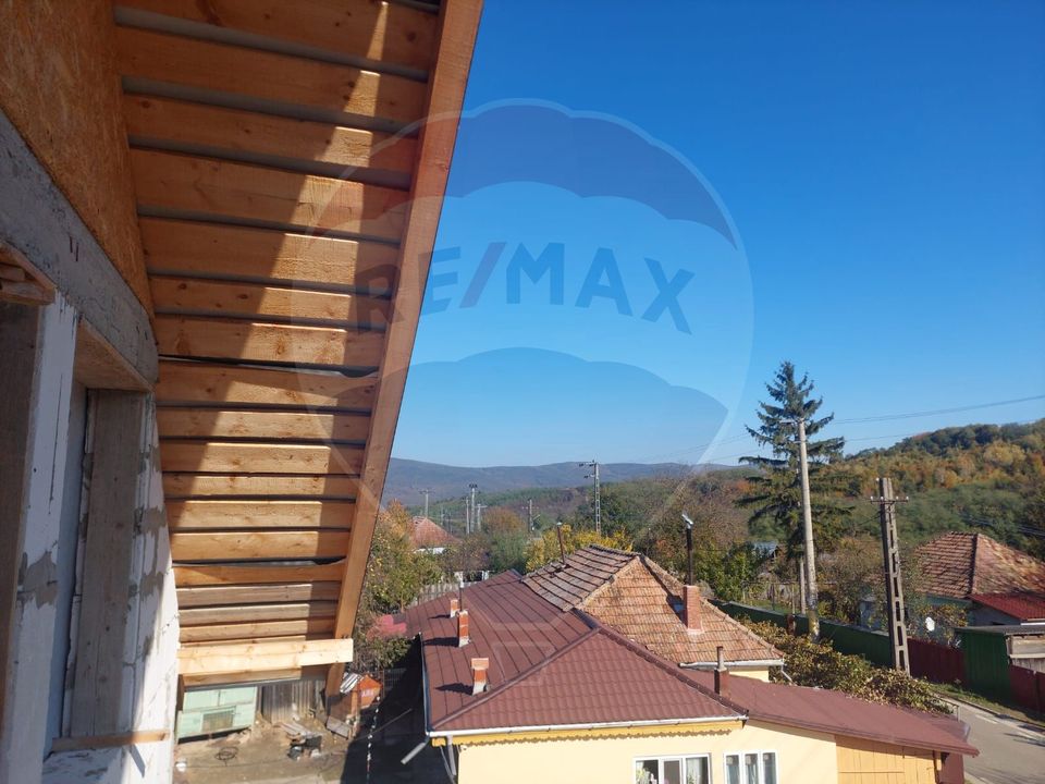 Casa la rosu de vanzare in Caiuti, Bacau