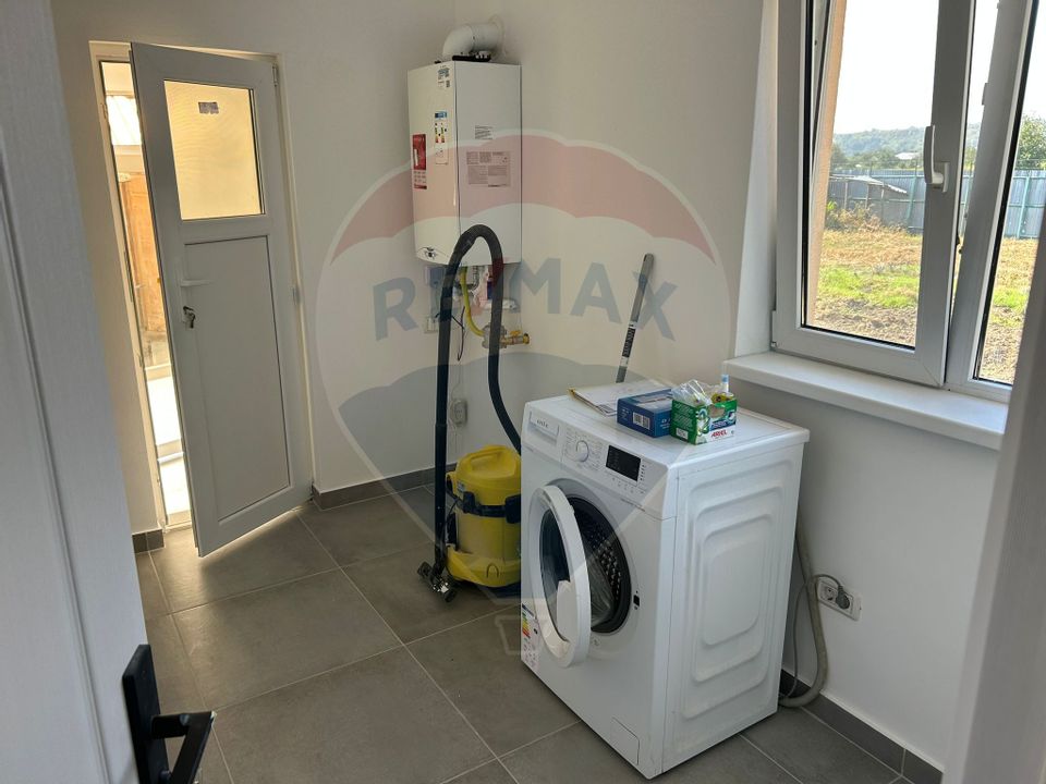 Casă renovată cu 4 camere în Urechești