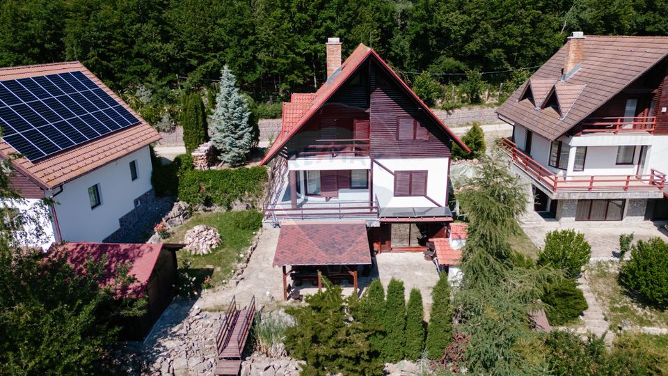 Vilă cu 6 camere, teren de 1000mp, într-un resort montan privat