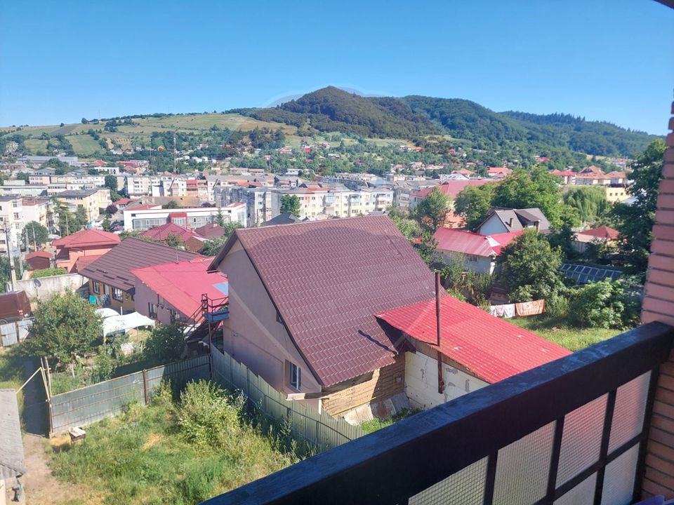 Apartament cu 4 camere decomandat de vânzare în Moinesti