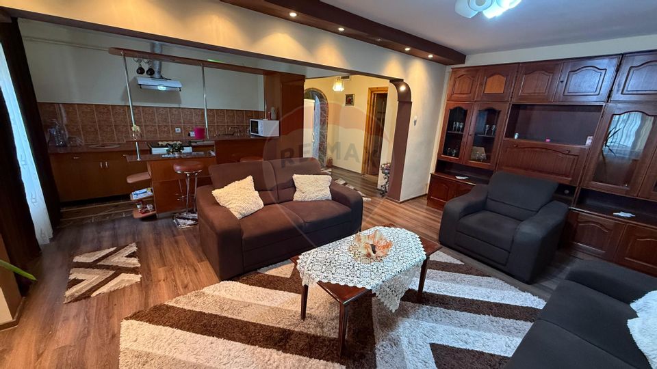 Apartament 3 camere + loc de parcare