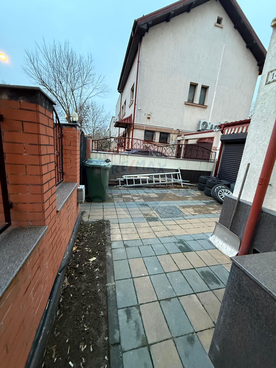 De inchiriat Casă / Vilă 7 camere + curte zona Vatra Luminoasa