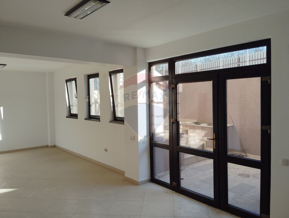 130sq.m Commercial Space for rent, Valea Adanca area