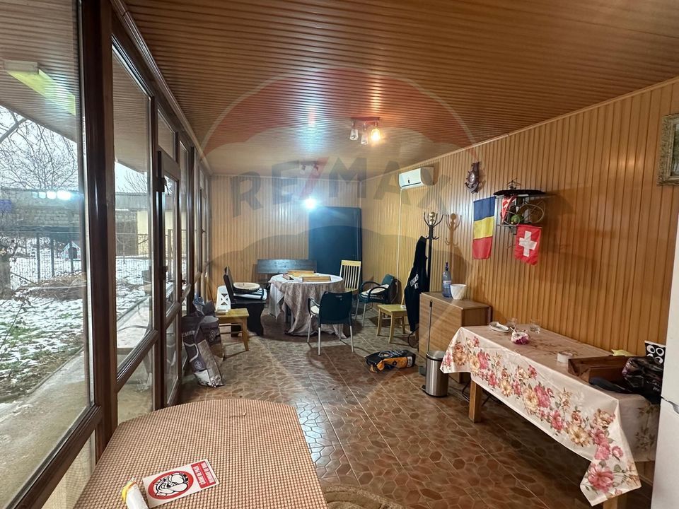 Casă spațioasă 6 camere, 2 băi, garaj spatios și terasă