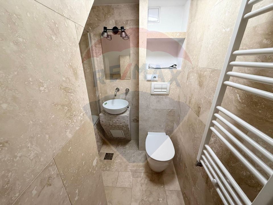 Apartament 4 camere, pe 2 niveluri si curte comuna în Centru