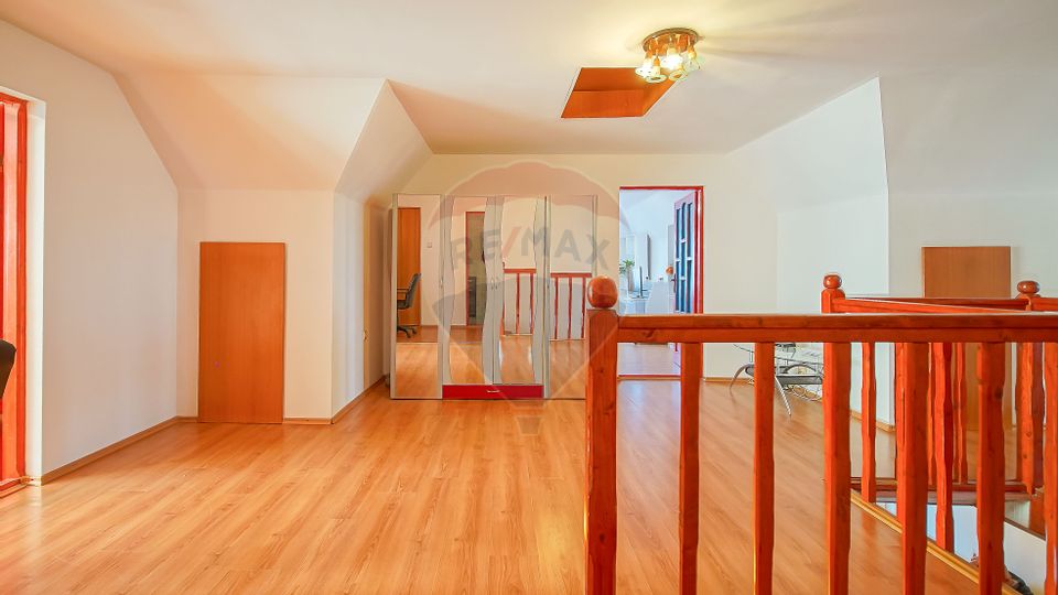 Casă cu 6 camere de vânzare în Râșnov, teren 1.100 mp, zona Glăjărie