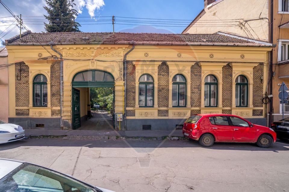 Casa  de vanzare cu 3 apartamente si spatiu comercial, Central