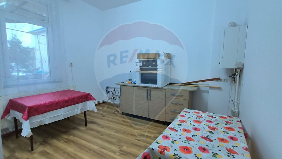 Casă cu 3 camere de vânzare în zona Centrală