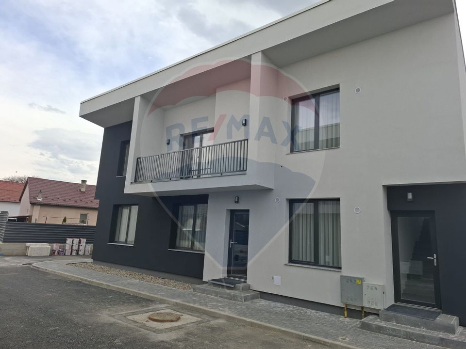 Apartament cu 3 camere de închiriat
