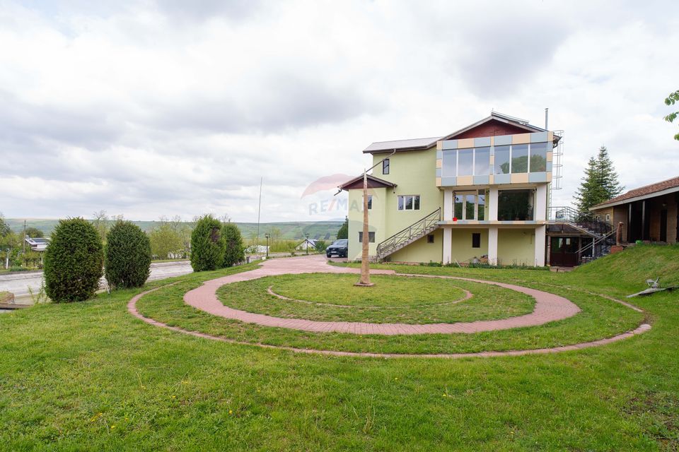 Casă / Vilă cu 10 camere, de vânzare. Todireni, Botoșani.