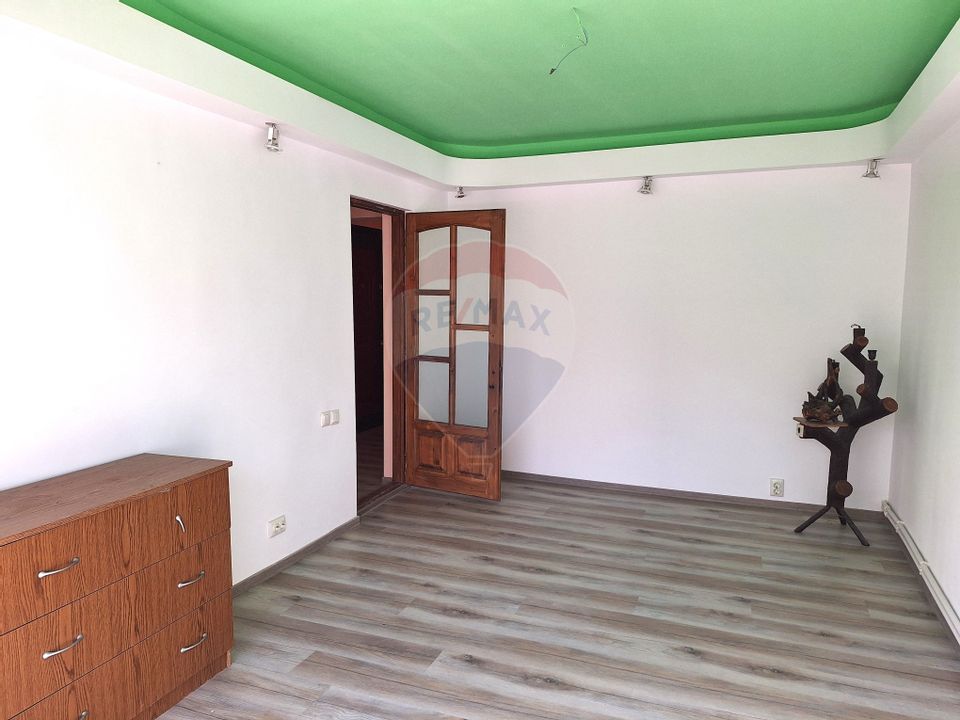 Apartament cu 3 camere de vânzare în zona Pod