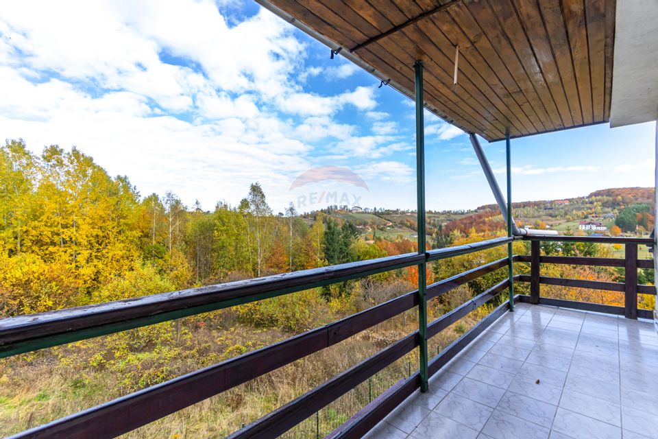 Oferta! Pensiune cu 7 camere de vânzare/ Poiana Marului