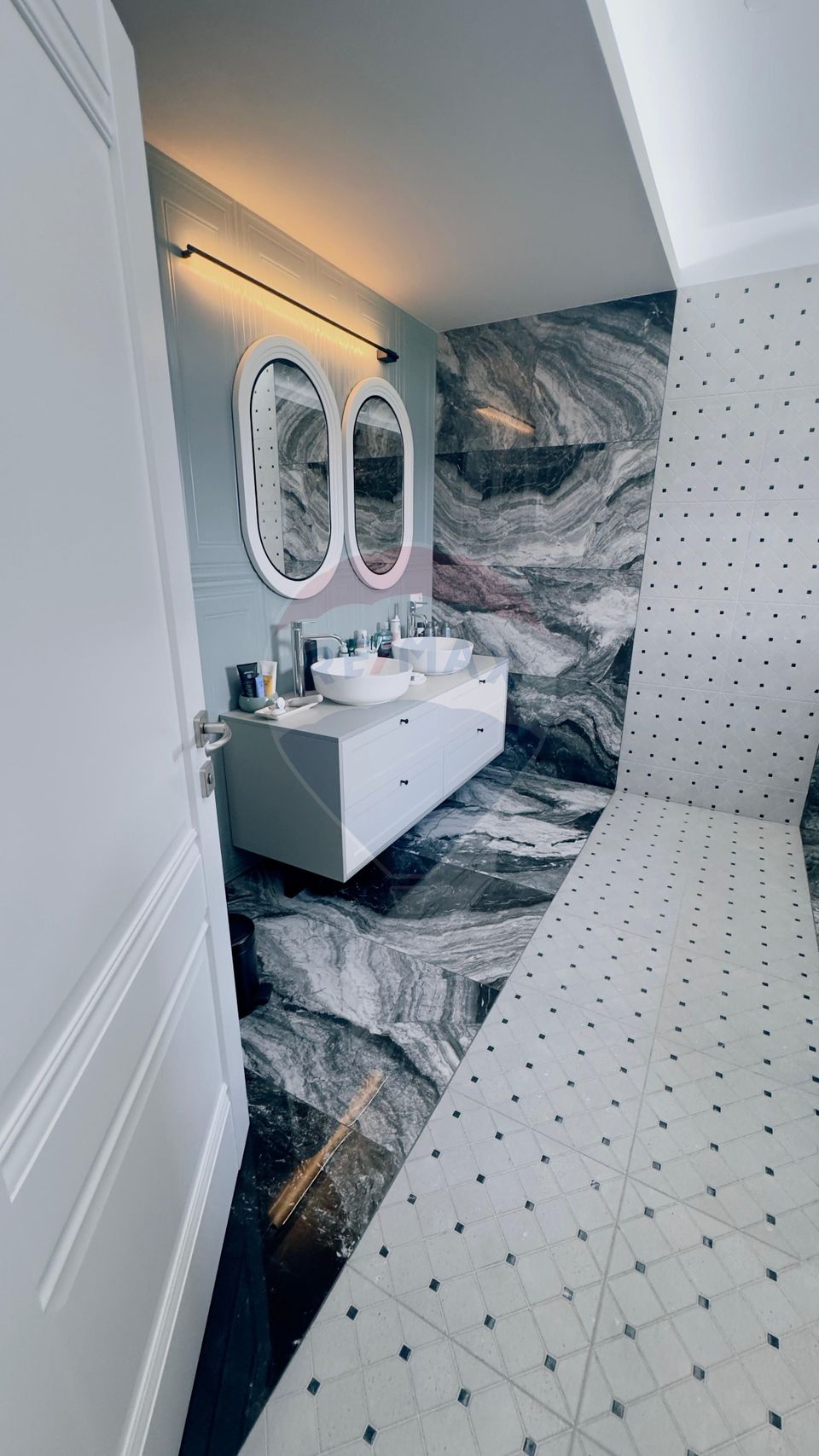 Proprietate premium în Filiași, locuință de lux cu spații comerciale