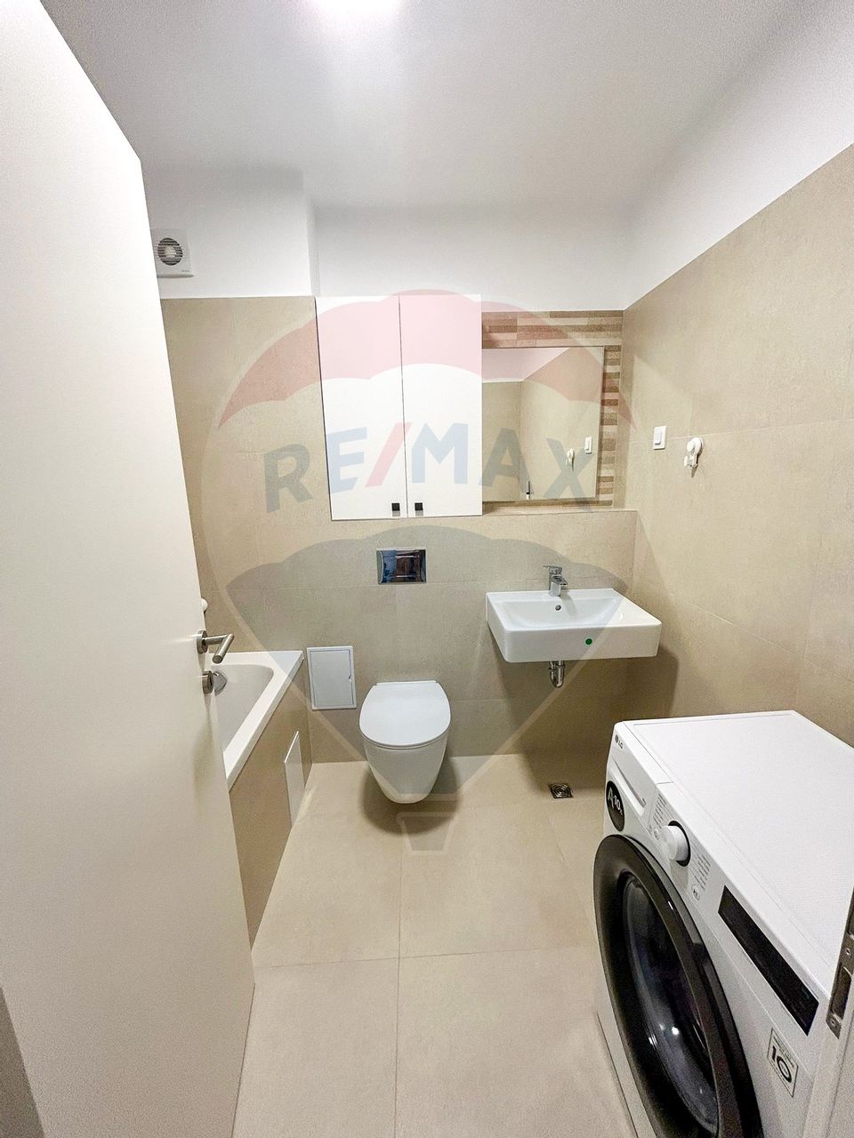 Apartament cu 3 camere de vânzare în zona Tractorul