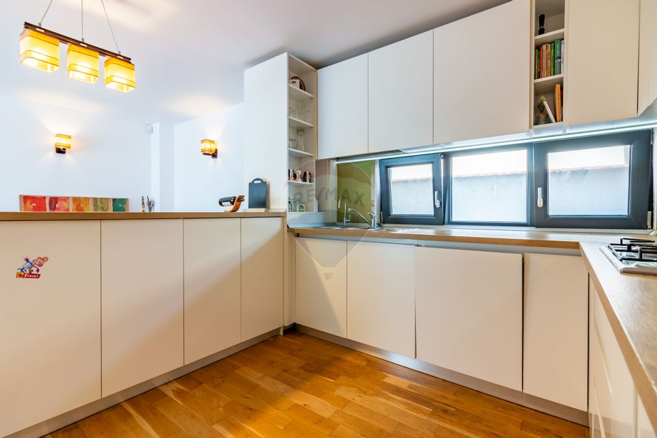 Casă / Vilă în zona Odai, Otopeni, strada privata