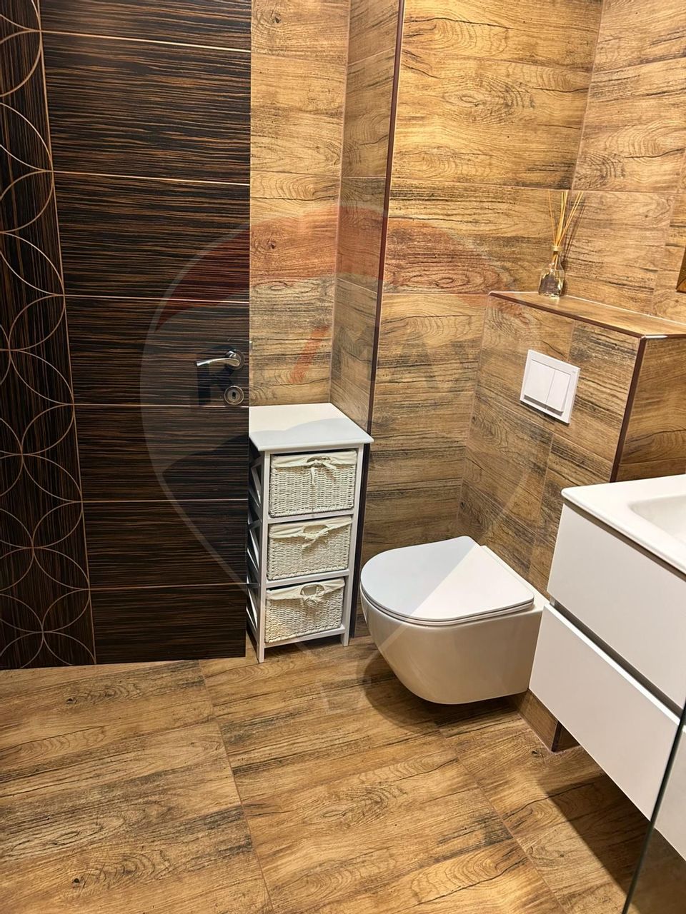 Apartament cu 3 camere de vanzare, langa padure, piscina, loc de joaca