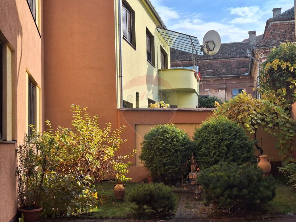 Apartament cu 4 camere de închiriat în zona Ultracentral