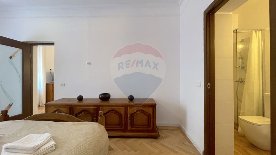 Apartament renovat clasic, cu 2 camere, 2 băi, Centrul Istoric Brașov