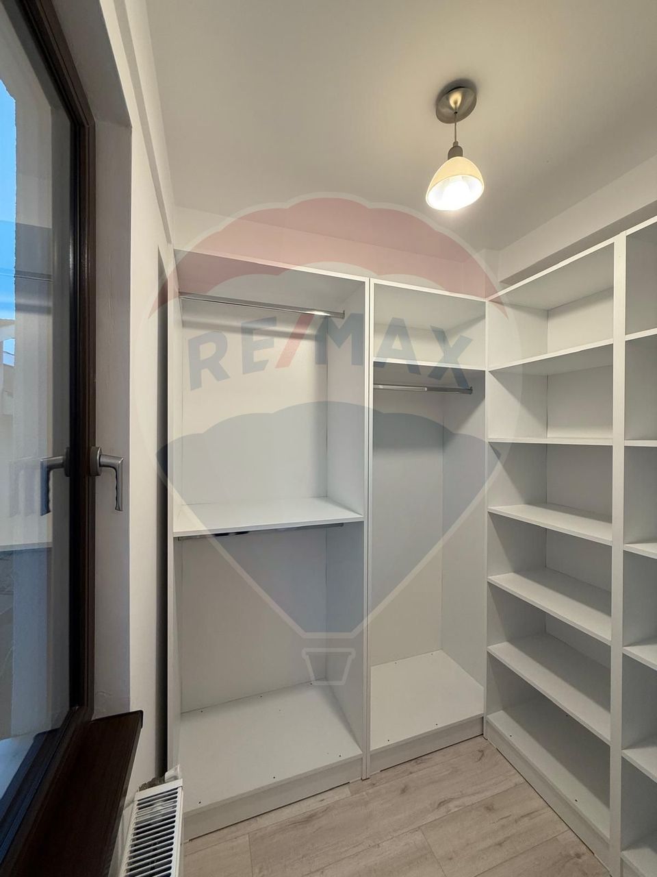 Apartament Decomandat Central 3 camere, 2 bai + loc de parcare privat