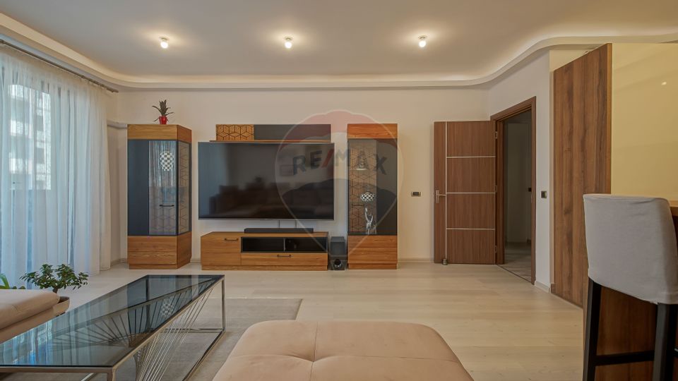 4 room Apartment for sale, Tractorul area