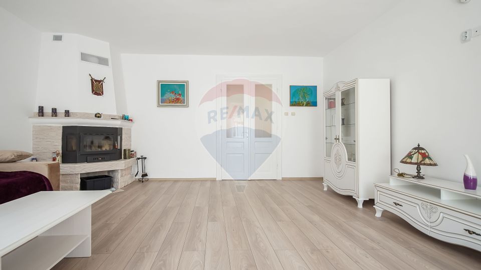 Casă falnică, curte individuală, langă Piața Unirii, în inima Scheilor