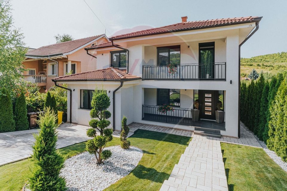 Ready to Move Family Home with Heated Pool – Gheorghe Doja Street, Ora