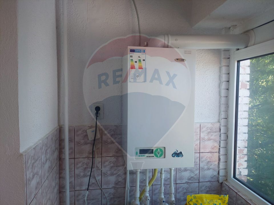 Apartament cu 4 camere decomandat de vânzare în Moinesti