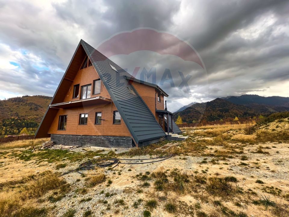 Vilă tip A-Frame, pe un platou montan, vedere panoramica catre Bucegi