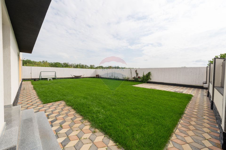 House - Villa 4 rooms in Pantelimon Magic Lake, Cernica forest