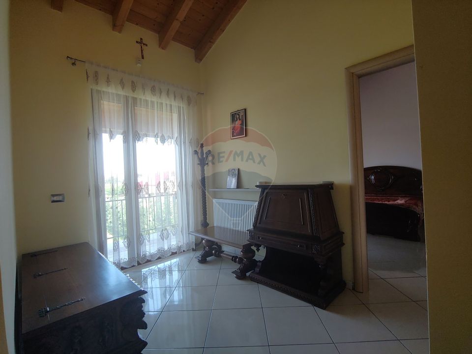 Casă / Vilă de lux cu 5 camere de vânzare în Vadu Moldovei, Suceava