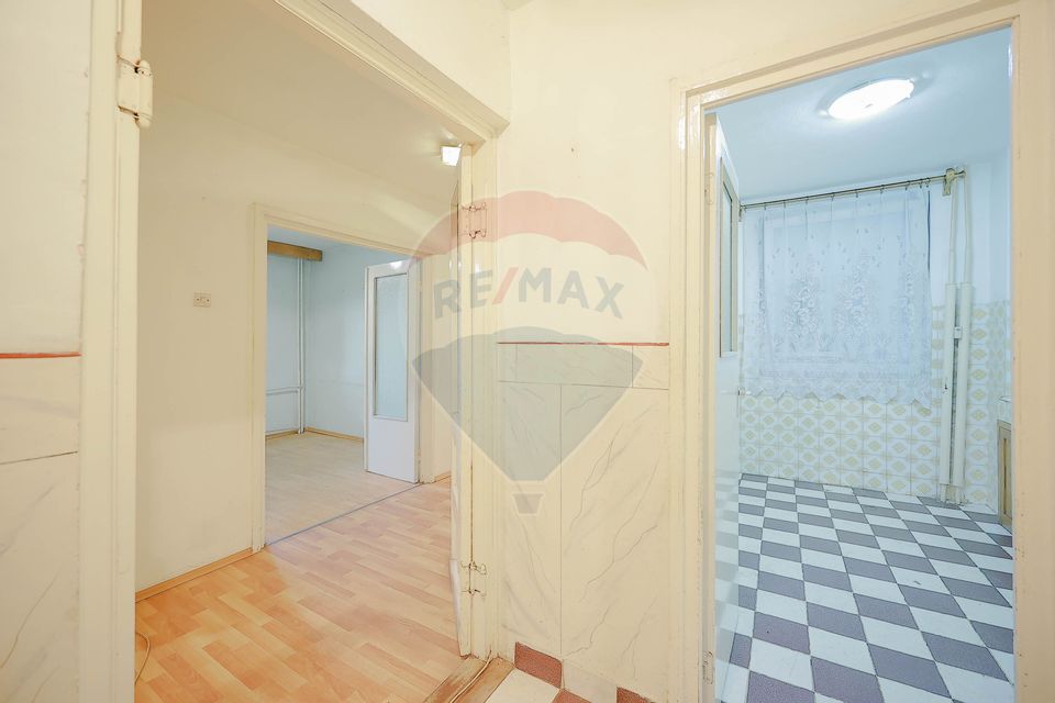 Apartament cu 3 camere de vânzare, în zona Rogerius