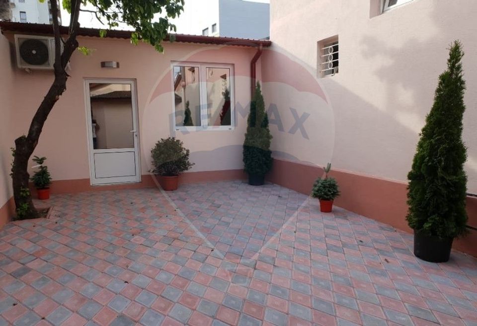 Casă cu două corpuri, ideală pentru firmă, Vitan