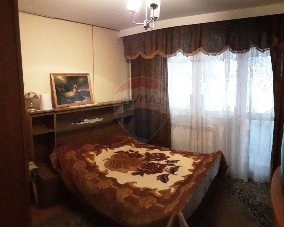 Apartament cu 3 camere de închiriat în zona Central