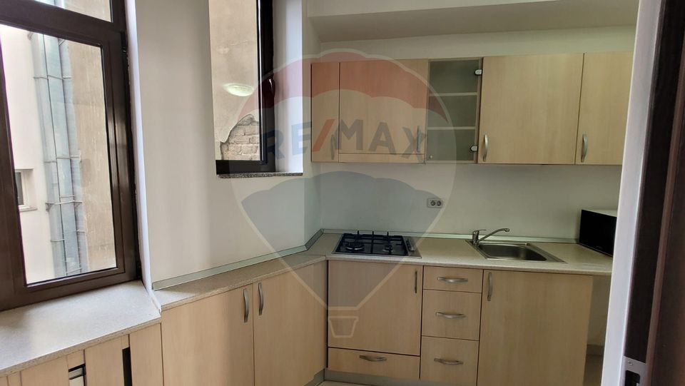 Apartament cu 3 camere de închiriat în zona Universitate