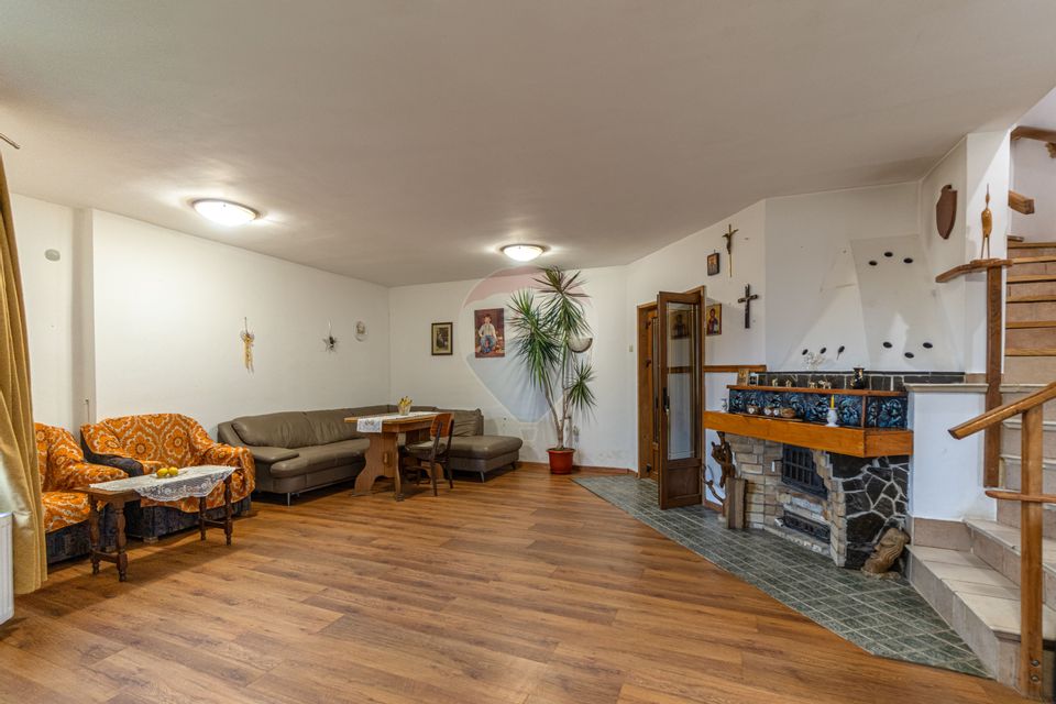 Casă / Vilă cu 6 camere de vânzare in Tarlungeni