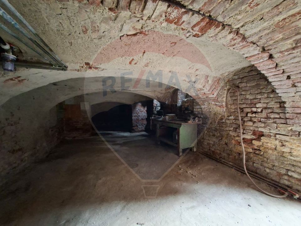 Proprietate centrală Arad,  cotă teren mare, acces auto