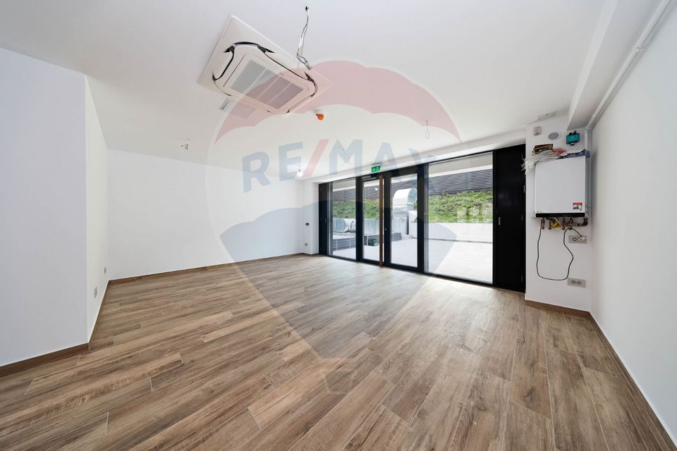 Spațiu comercial de închiriat, cu terasa, în zona Ultracentral!