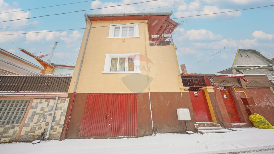 Proprietate cu 2 apartamente și garaj, Schei