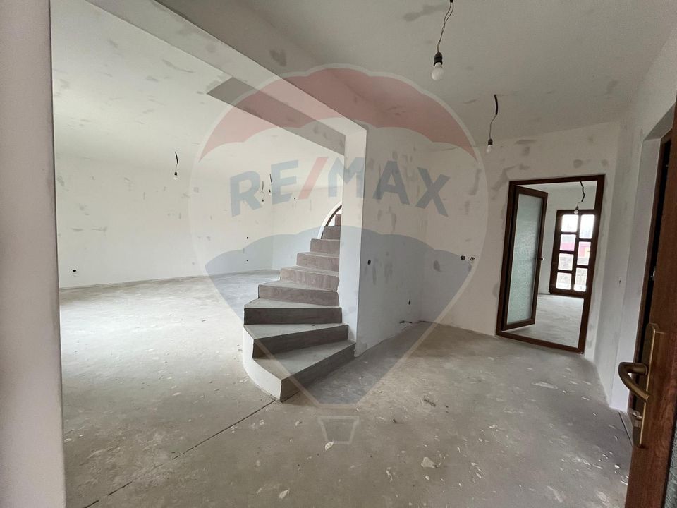 Investitie/Vanzare-  Vilă cu 5 camere la 45 minute de Bucuresti