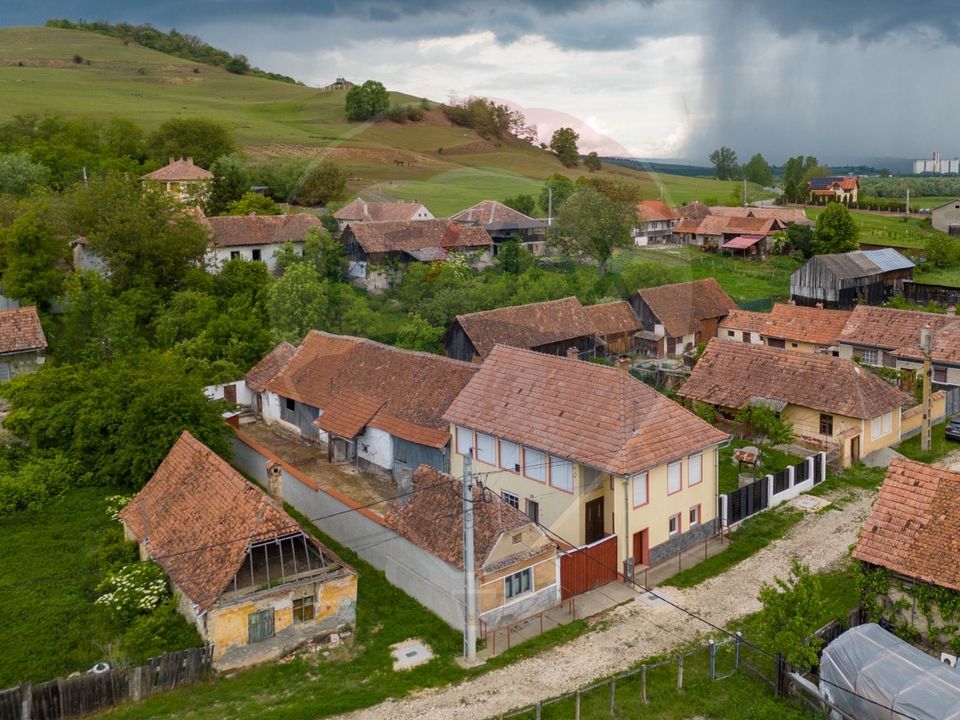 Casă de vacanta, cu annexe si pomi fructiferi, Ungra!