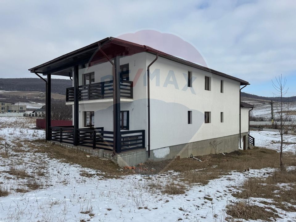 8 room House / Villa for sale, Darmanesti area