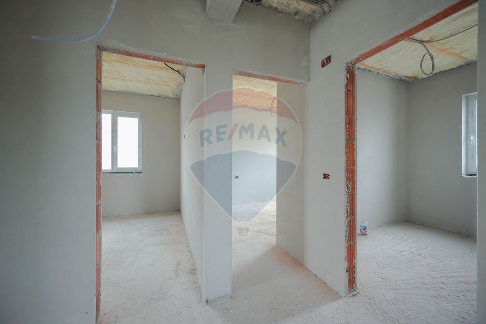 De vânzare casă semifinisată cu 3 camere, 455 mp teren, în Cihei