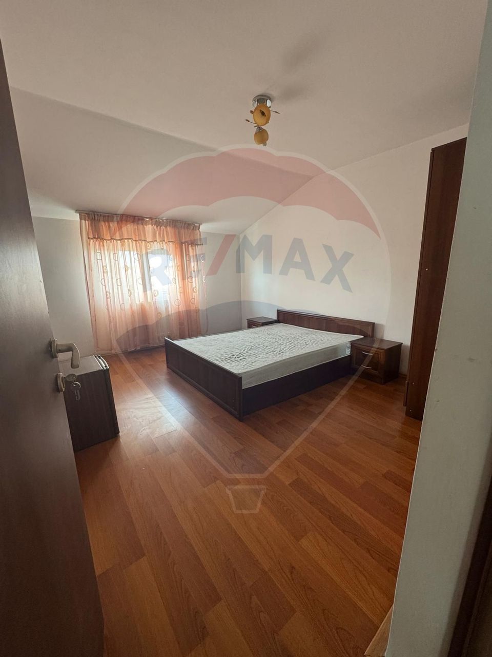 Spațiu comercial de 900mp de închiriat în zona Romanesti