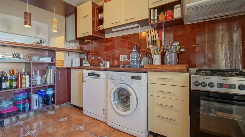 De vanzare 4 camere Racadau-zona Parcul Trandafirilor