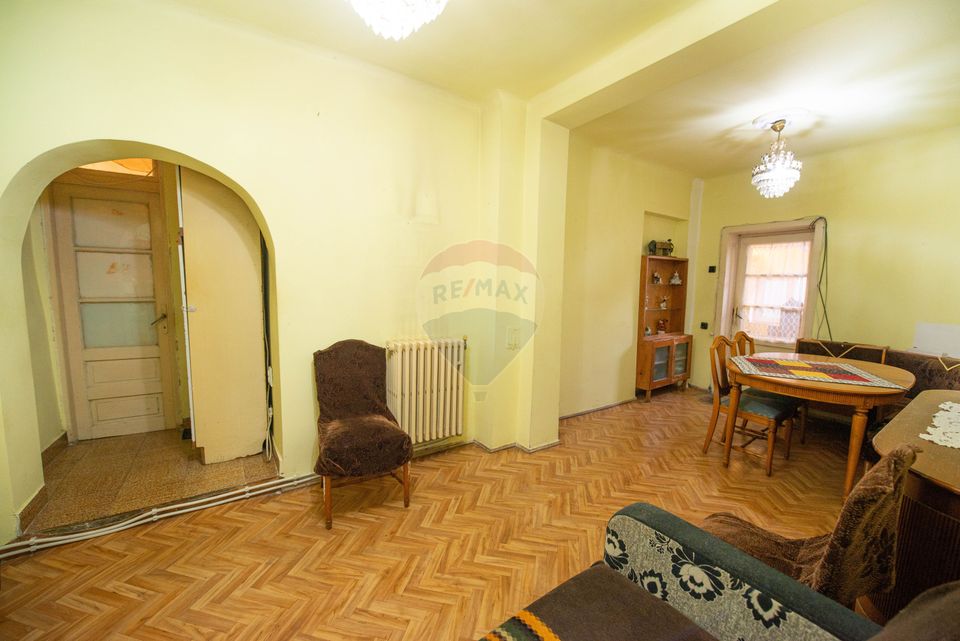 Apartament cu 4 camere 117 mp de vanzare, în curte 150 mp, Ploiesti