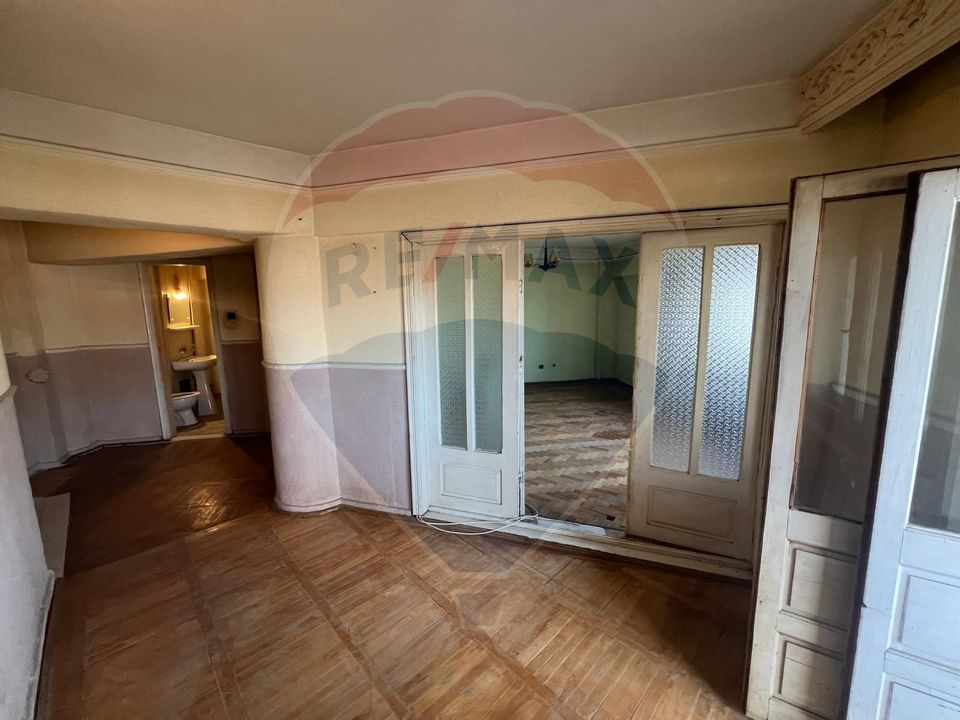 Apartament cu 4 camere de vânzare în zona Central